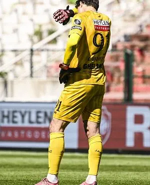 Antwerp's goalkeeper Senne Lammens looks dejected after losing a soccer match between Royal Antwerp FC and RSC Anderlecht, Thursday 01 May 2025 in Antwerp, on day 7 (out of 10) of the Champions' Play-offs of the 2024-2025 'Jupiler Pro League' first division of the Belgian championship. BELGA PHOTO TOM GOYVAERTS
