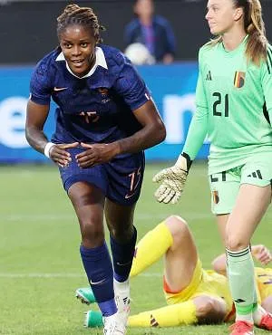 France's forward #15 Kelly Gago (L) celebrates scoring her team's first goal during the women's friendly football match between France and Belgium at the Stade du Hainaut in Valenciennes, northern France, on June 20, 2025. (Photo by FRANCOIS LO PRESTI / AFP)