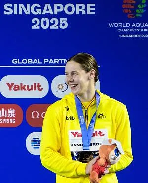 Roos Vanotterdijk se pare de bronze sur le 50m papillon et s’offre un doublé historique