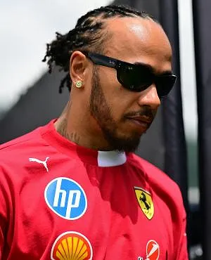 Hamilton dépité par une nouvelle contre-performance : « Je suis inutile, Ferrari devrait changer de pilote »