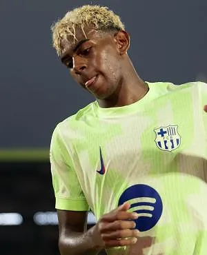 Un bijou de Yamal et un but controversé, Barcelone lance sa saison par une victoire face à Majorque