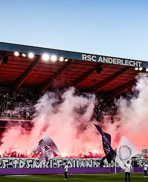Les engins pyrotechniques autorisés dans les stades belges ? La Pro League lance un projet pilote !