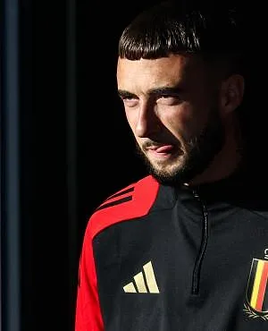 Zeno Debast attirerait plusieurs clubs de Premier League, dont Manchester United !