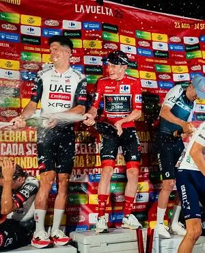 Un podium improvisé sur le parking de l’hôtel : les improbables images de célébration de la Vuelta !