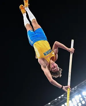 6m30, Mondo Duplantis s’est encore envolé : 14e record du monde et 3e titre mondial pour le Suédois