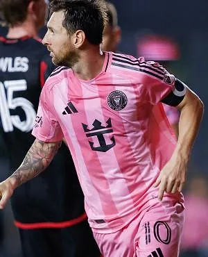 Lionel Messi brille encore : l’Argentin s’offre un doublé et qualifie l’Inter Miami pour les Playoffs