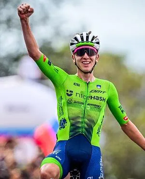 Tadej Pogacar remporte son deuxième titre de champion du monde devant Remco Evenepoel