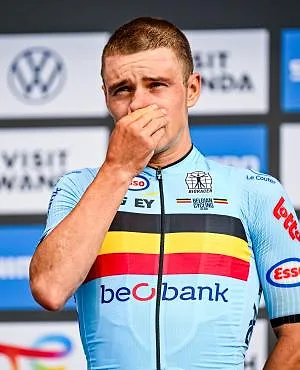 Remco Evenepoel a-t-il commis une erreur aux Mondiaux ? « S’il avait roulé un peu plus longtemps… »