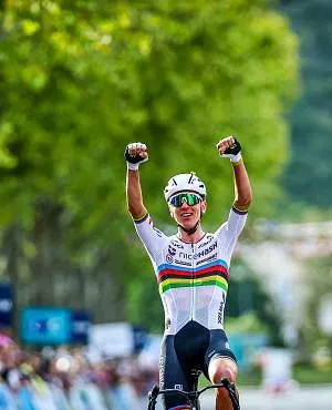 Tadej Pogacar refait le coup : 74 kilomètres en solitaire pour remporter les Championnats d’Europe