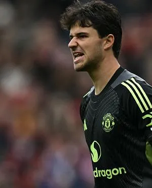 Une légende de Manchester United encense déjà Lammens : « Enfin une performance solide d’un gardien »