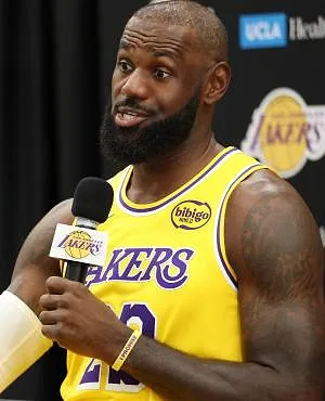 Pas de LeBron James face aux Warriors : après son coup de pub, il va manquer le début de saison
