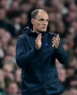 Thomas Tuchel allume les fans anglais : « Le stade était silencieux » - England's German head coach Thomas Tuchel watches the players from the touchline during the friendly football match between England and Wales at Wembley Stadium in London on October 9, 2025. Ben STANSALL / AFP