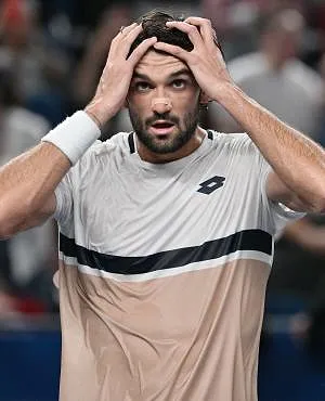 Vacherot bat Djokovic et file en finale à Shanghai : le rêve continue pour le 204e mondial