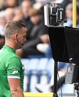 Le carton vert bientôt introduit en Belgique ? Les entraîneurs pourraient bientôt faire appel au VAR !