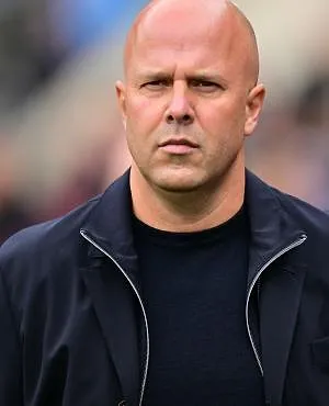 « On doit réagir » : Arne Slot tire la sonnette d’alarme avant le choc entre Liverpool et Manchester United