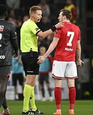 Standard-Antwerp : le match arrêté à la 87e à cause d’un supporter des Rouches alors que les Liégeois menaient 1-0