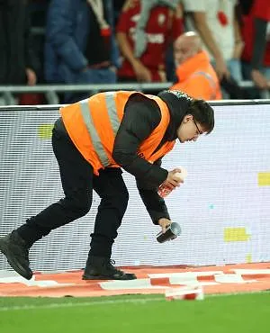 Standard-Antwerp reprendra à huis clos lundi à 15 heures