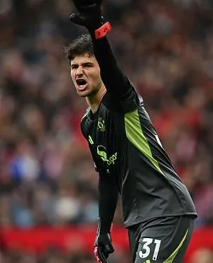Senne Lammens s’est encore illustré à Liverpool : le gardien belge impressionne à Manchester United !