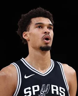 NBA : Wembanyama déjà énorme, performance historique pour le rookie VJ Edgecombe
