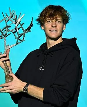 Le titre et la place de numéro 1 mondial, Jannik Sinner fait coup double à Paris