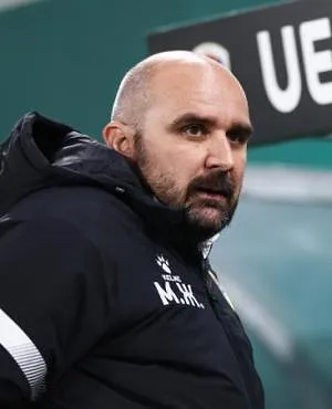 Triste jour pour le football : un entraîneur décède en plein match en Serbie après un malaise cardiaque