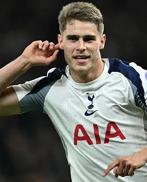 « Micky Van de Ven s’est transformé en Lionel Messi ! » : le but exceptionnel du défenseur néerlandais (video)