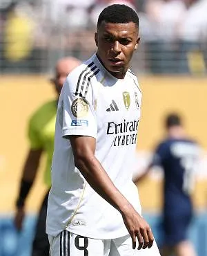 Gros clash entre Mbappé et Orelsan : l’attaquant du Real Madrid détruit le rappeur sur les réseaux sociaux !