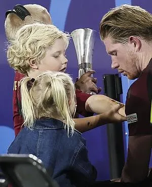 De Bruyne de passage à Genk avec son fils Rome : « Tel père, tel fils »