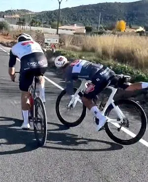 Mathieu van der Poel évite de justesse une très grosse chute à l’entraînement (video)