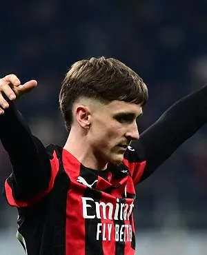 Entre breakdance et saumon : Saelemaekers en rajoute après une vilaine faute et devient viral