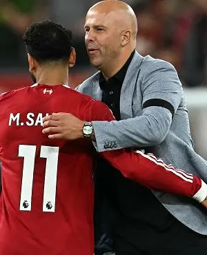 Slot ne l’écarte pas définitivement, une légende le démonte, l’Arabie saoudite se positionne : le feuilleton Salah se poursuit