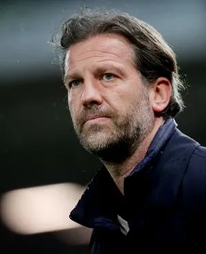 Qui pour succéder à Rik De Mil à Charleroi ? Plusieurs pistes écartées, une opportunité pour Cornelis