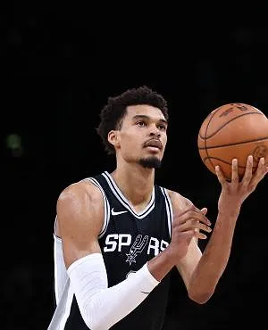 San Antonio fête le retour de Wemby en éliminant l’OKC d’Ajay Mitchell pour rejoindre la finale de la NBA Cup