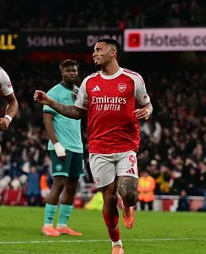 Deux autobuts et une prestation médiocre : Arsenal et Trossard s’en sortent de justesse face à Wolverhampton