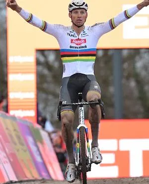 Malgré une chute, Mathieu van der Poel lance sa saison par une victoire à Namur