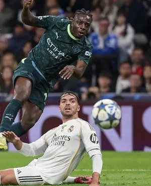 « Son absence se fera sentir » : Guardiola annonce la blessure de Doku, sans donner de durée d’indisponibilité