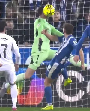 « Donner sa vie pour le blason du club » : Thibaut Courtois réalise un arrêt de la tête et en rigole