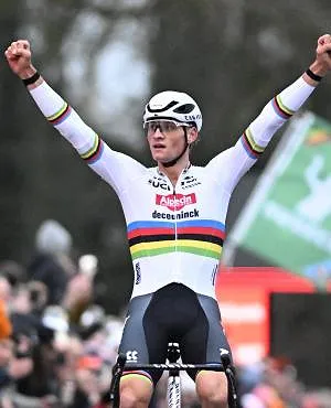 Mathieu van der Poel sort vainqueur de son premier duel contre Wout van Aert, 7e, à Anvers
