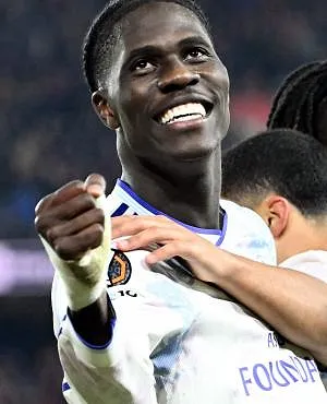 Aston Villa enchaîne une 10e victoire de suite contre Manchester United, le Bayern l’emporte (vidéos)