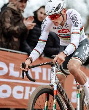 Cyclocross : encore intouchable à Hofstade, van der Poel s’impose devant van Aert, Nys 4e !