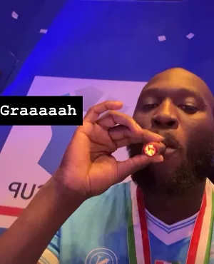 Un trophée sans jouer : Romelu Lukaku fête la victoire en Supercoupe d’Italie avec un cigare (photo)