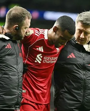 Arne Slot confirme : opéré d’une fracture du péroné, Isak devrait être absent au moins 2 mois