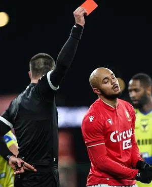 Réduit à 10, le Standard chute de nouveau à domicile, cette fois contre Saint-Trond (1-2)