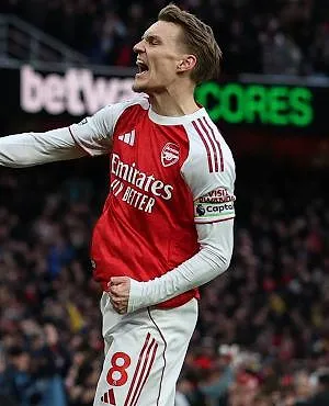 Arsenal répond à Manchester City et reprend la tête de la Premier League grâce à son succès face à Brighton