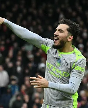 « Parfois je lui crie dessus, parfois je veux l’embrasser » : Pep Guardiola sous le charme de Cherki… à sa façon