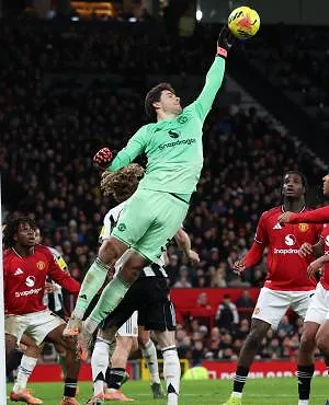 « Depuis son arrivée, la défense est beaucoup plus sereine » : une légende de Manchester adoube Lammens