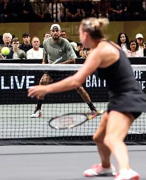 Nick Kyrgios remporte la ’Battle of the Sexes’ face à la N.1 mondiale Aryna Sabalenka