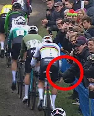 Mathieu van der Poel passe tout proche de la chute à cause d’un spectateur (vidéo)