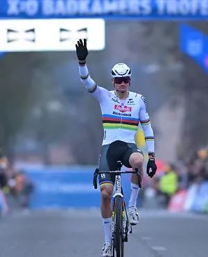 Invincible : Mathieu van der Poel se balade encore en cyclocross à Loenhout