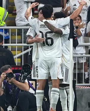 Le Real donne rendez-vous au Barça en finale de la Supercoupe - Atletico Madrid's players celebrate their team's second goal during the Spanish Supercup semi-final football match between Atletico Madrid and Real Madrid at King Abdullah Sports City in Jeddah on January 8, 2026. Fadel SENNA / AFP